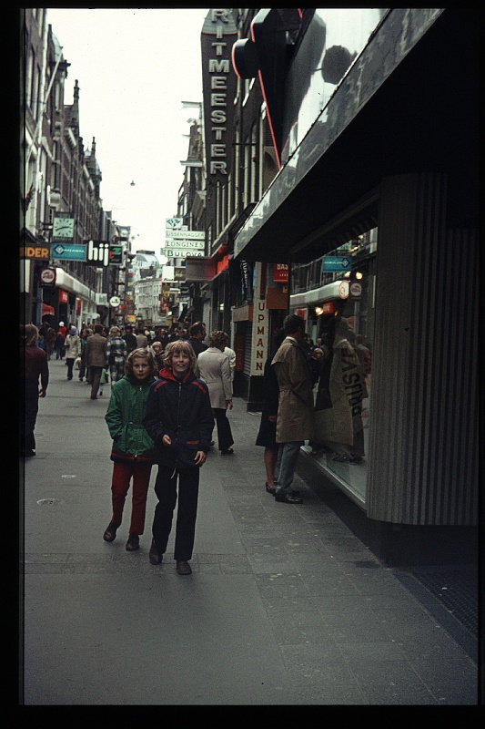 34.Amsterdam mei 1973 Brigitte,Marion.JPG